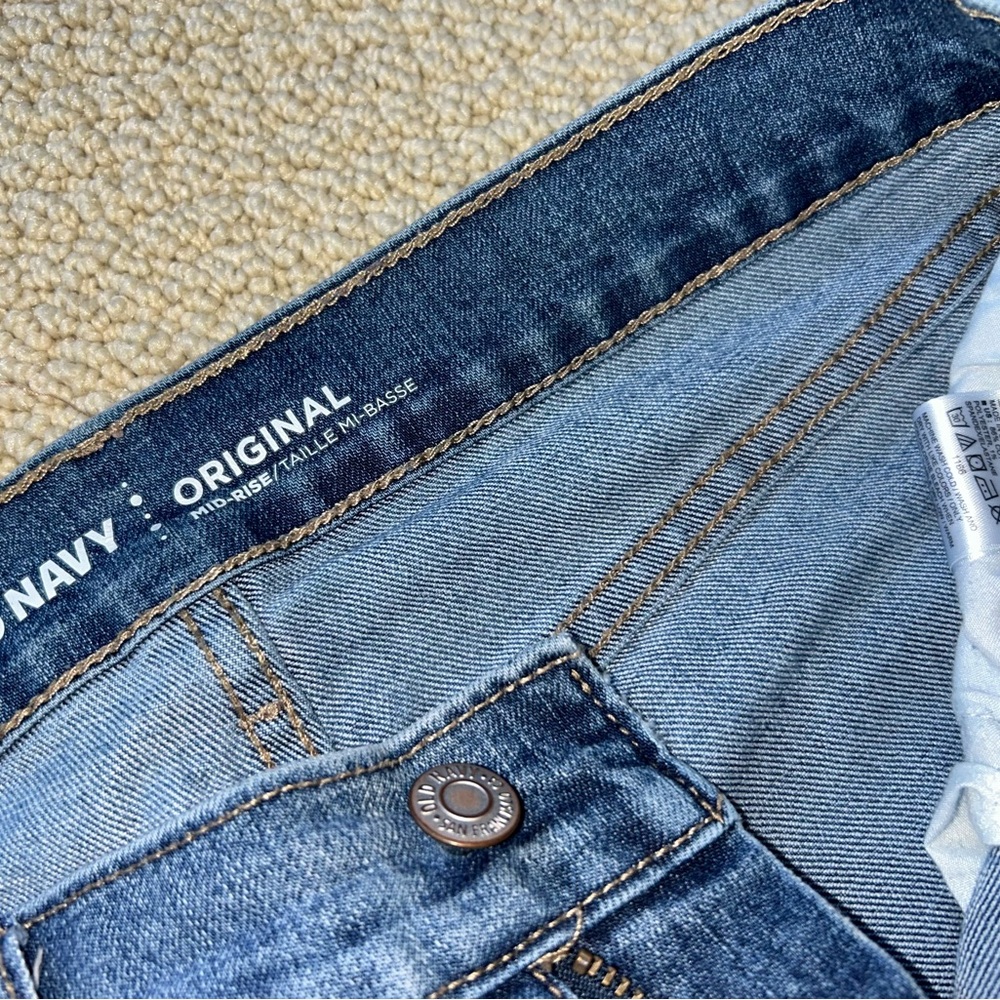 Old Navy Original Mid-Rise Jeans - Picture 3 of 3